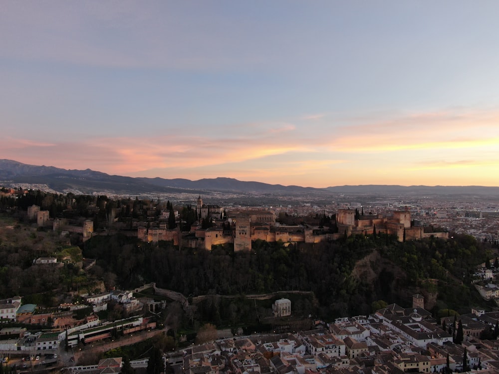 Ville avec des immeubles de grande hauteur sous un ciel orange