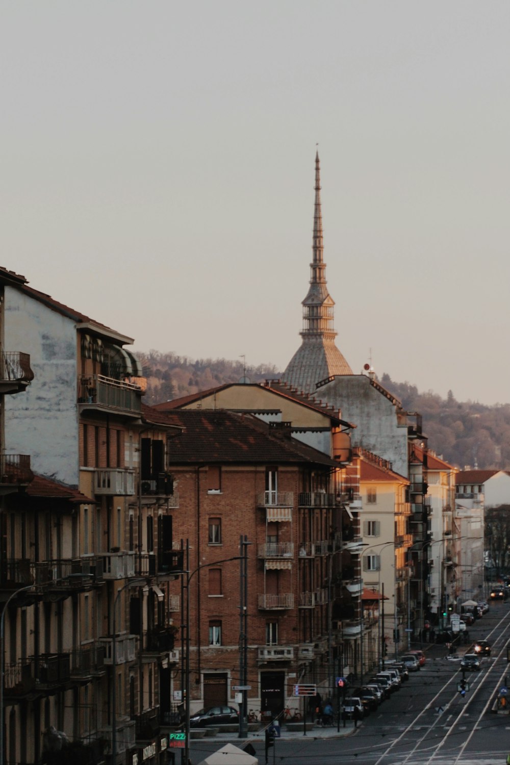 edificio in cemento marrone e bianco durante il giorno