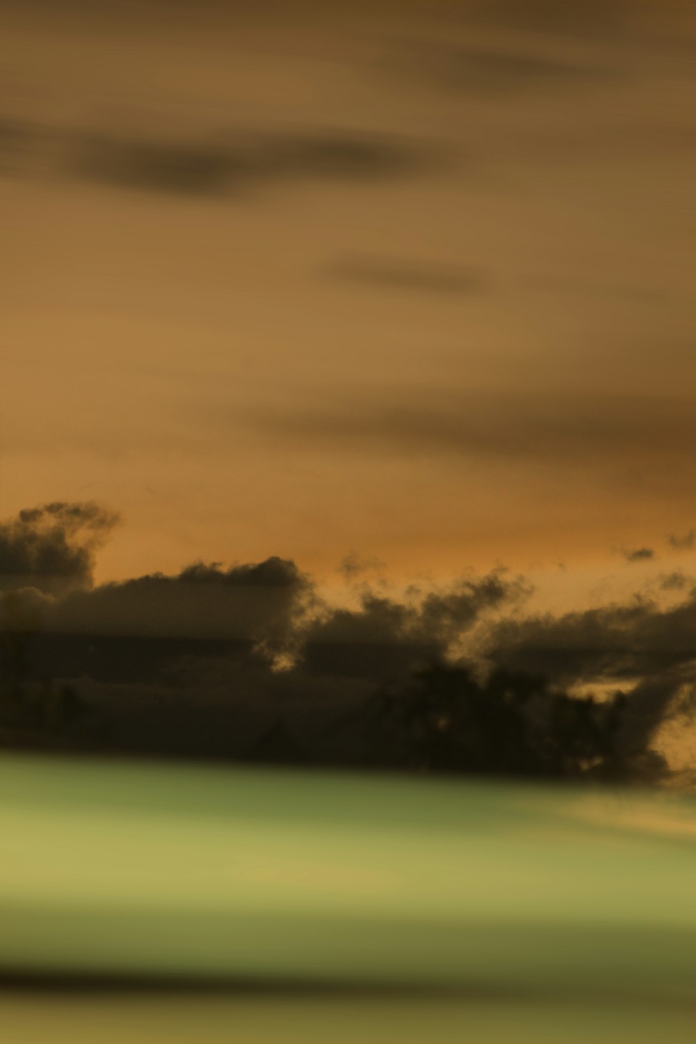 nubes sobre campo de hierba verde