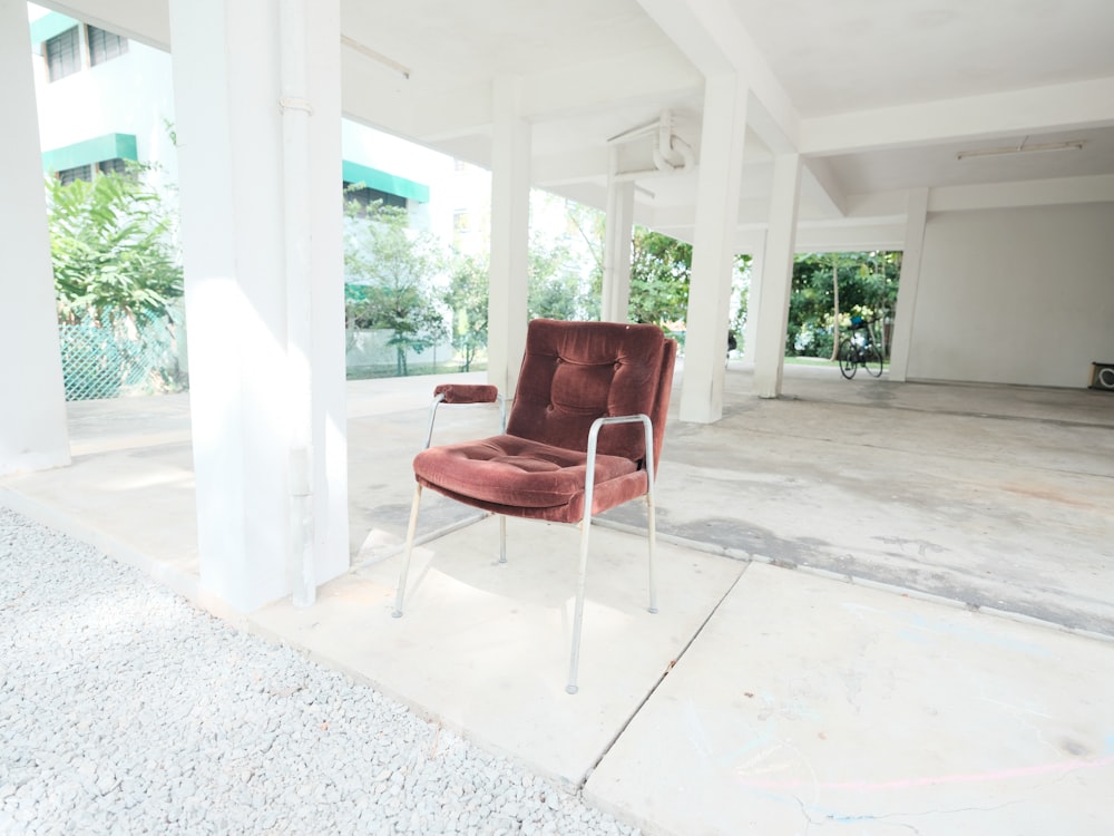 roter und silberner Sessel auf weißem Betonboden