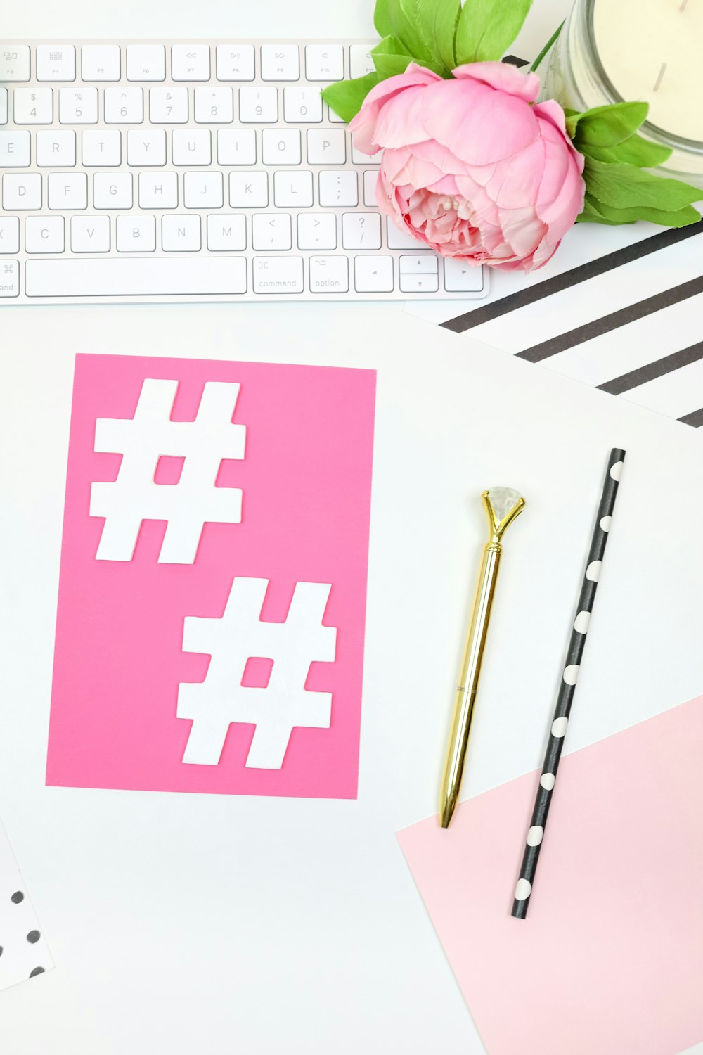 Tarjeta de impresión de corazón rosa y blanco en teclado de computadora blanco y gris