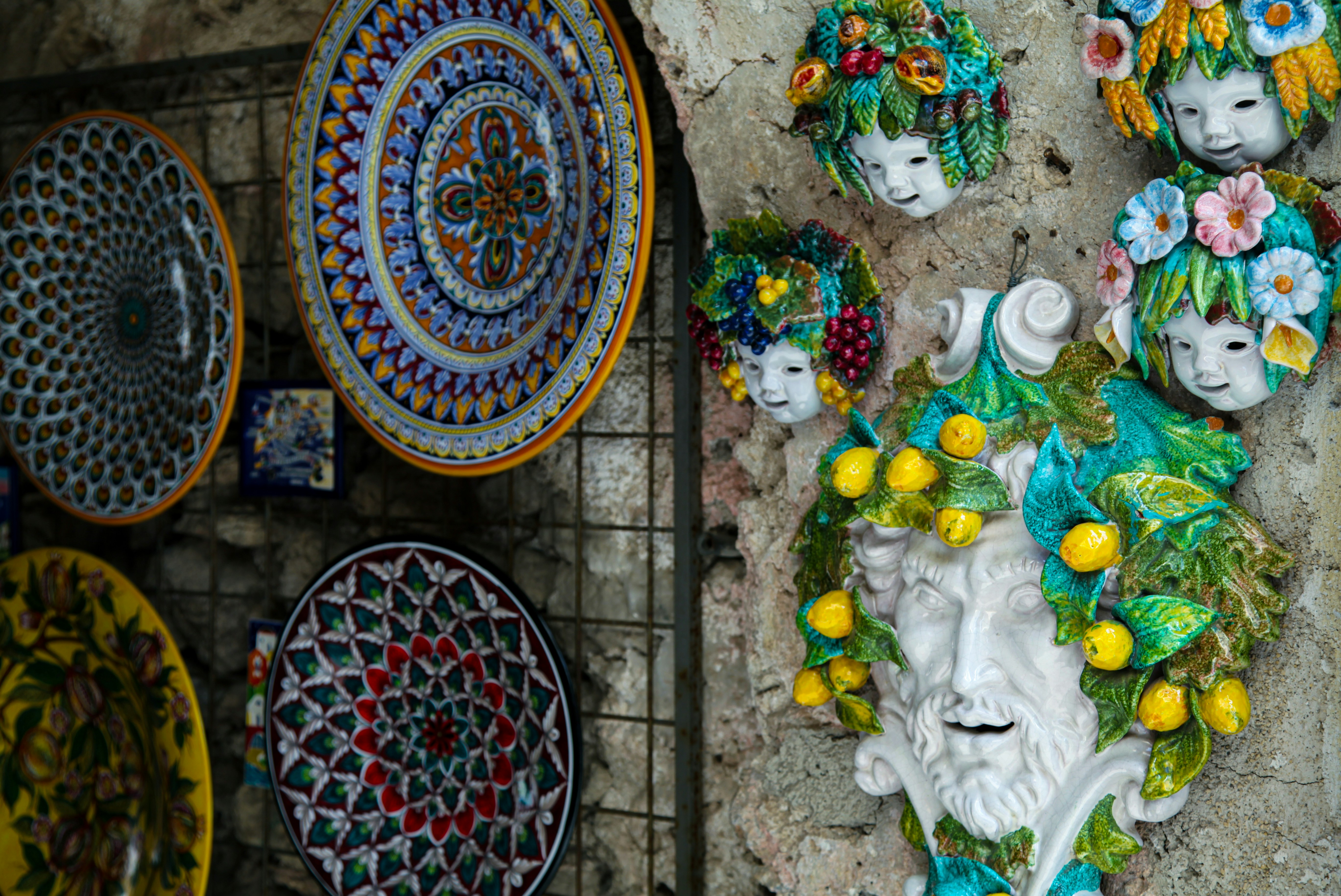 Piatto rotondo in ceramica floreale bianca blu e rossa