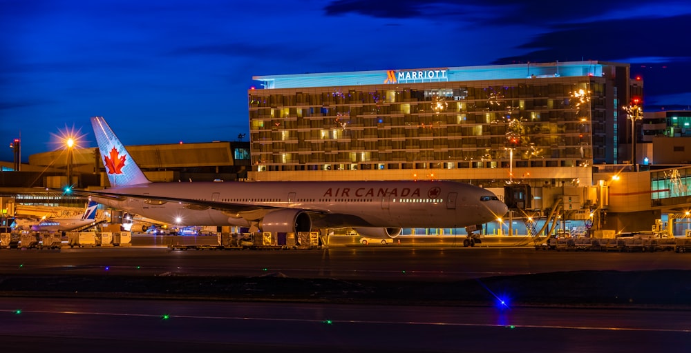 夜間の空港の白い旅客機