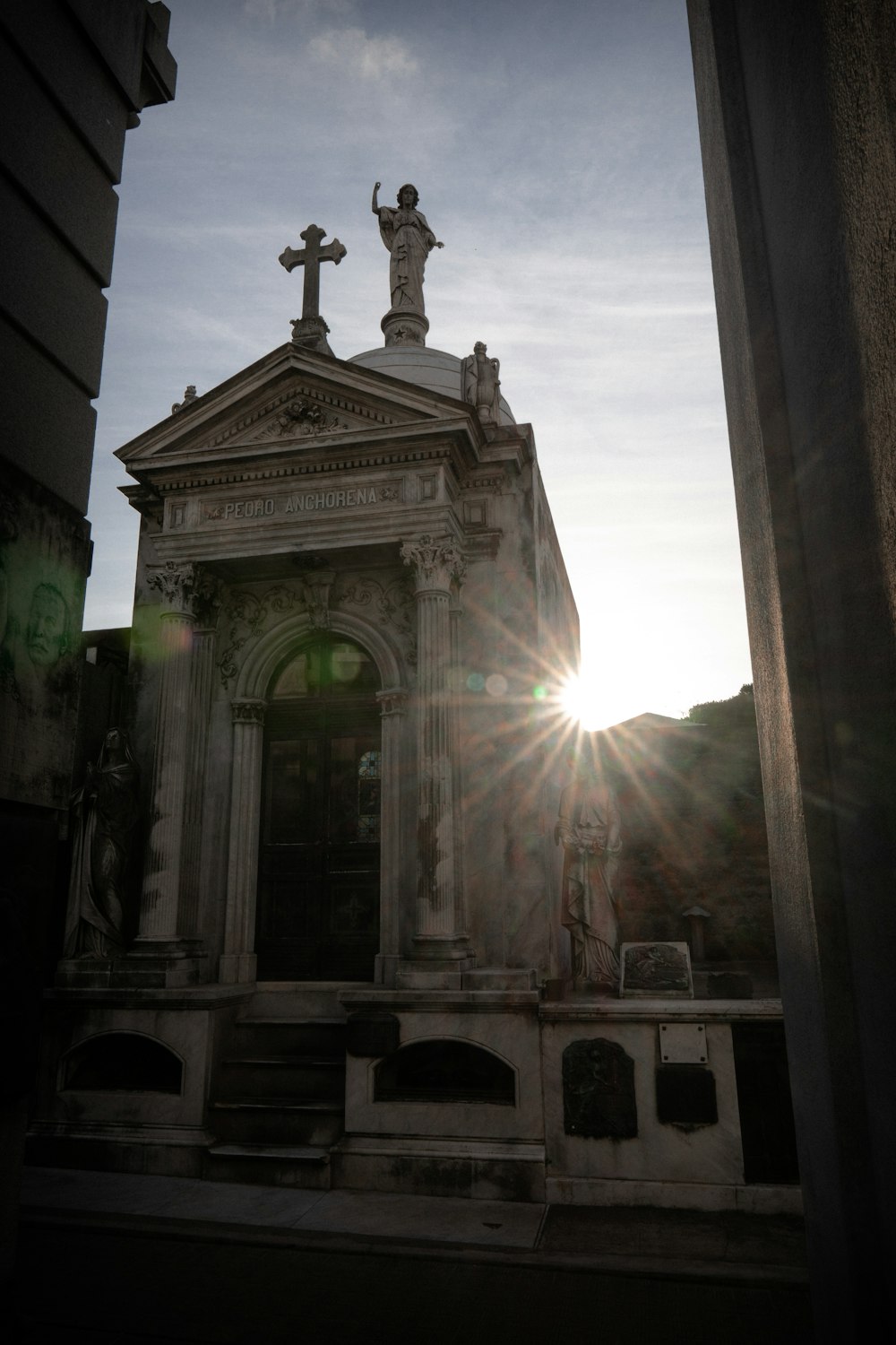 edificio in cemento grigio durante il giorno