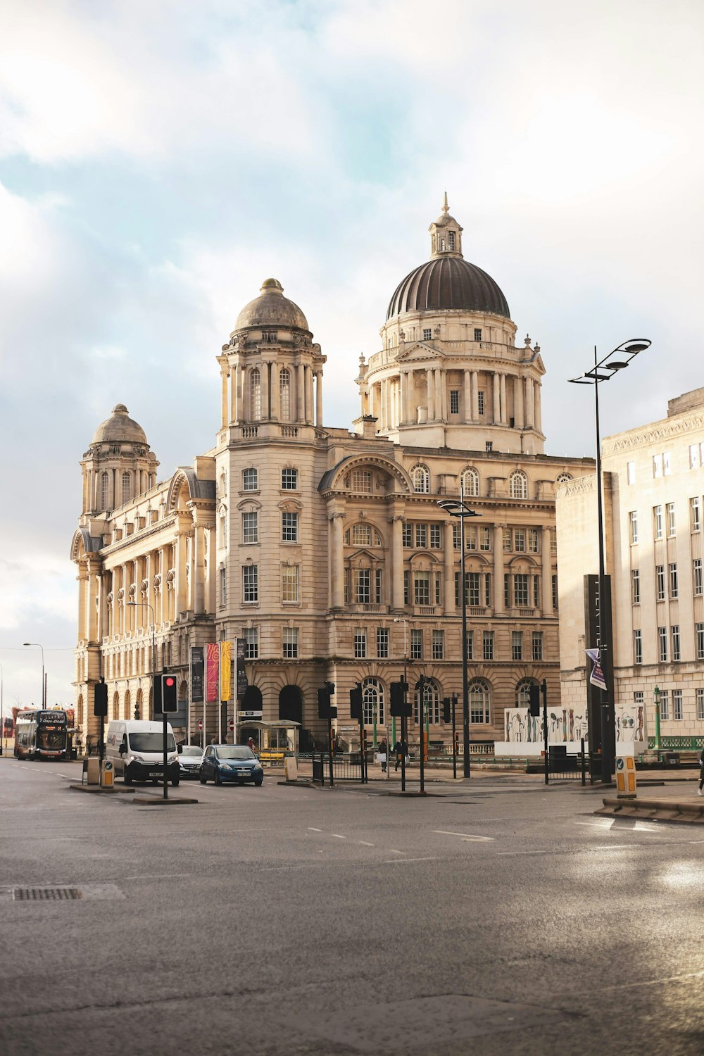 edifício de betão bege durante o dia