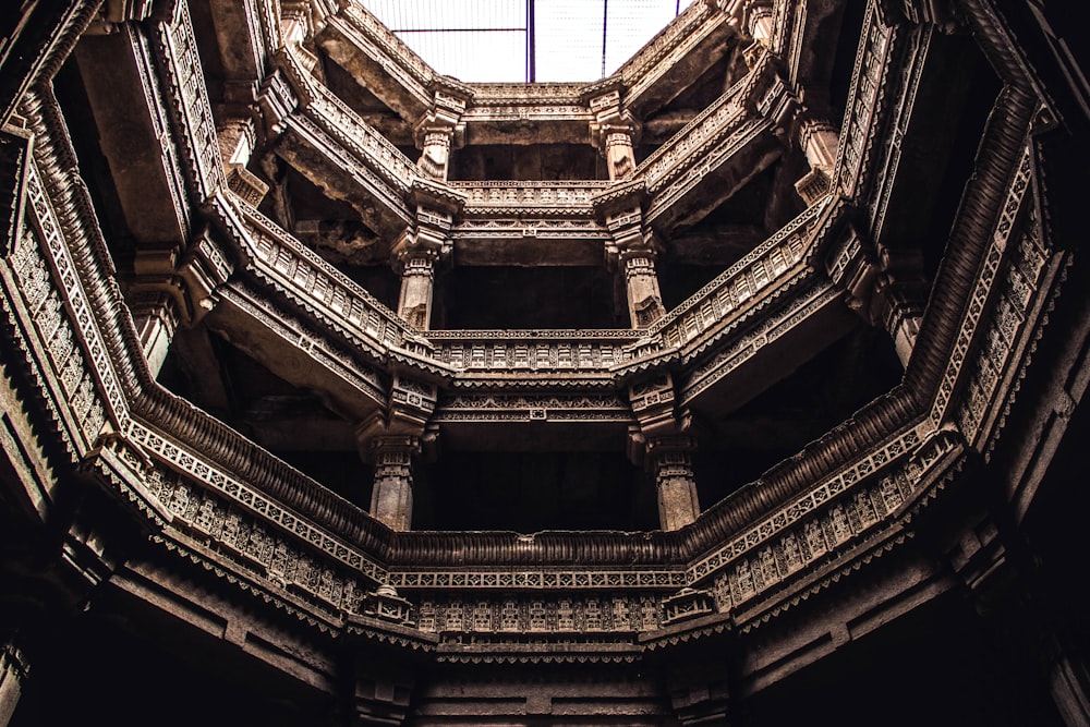 Fotografía de ángulo bajo de un edificio de hormigón marrón