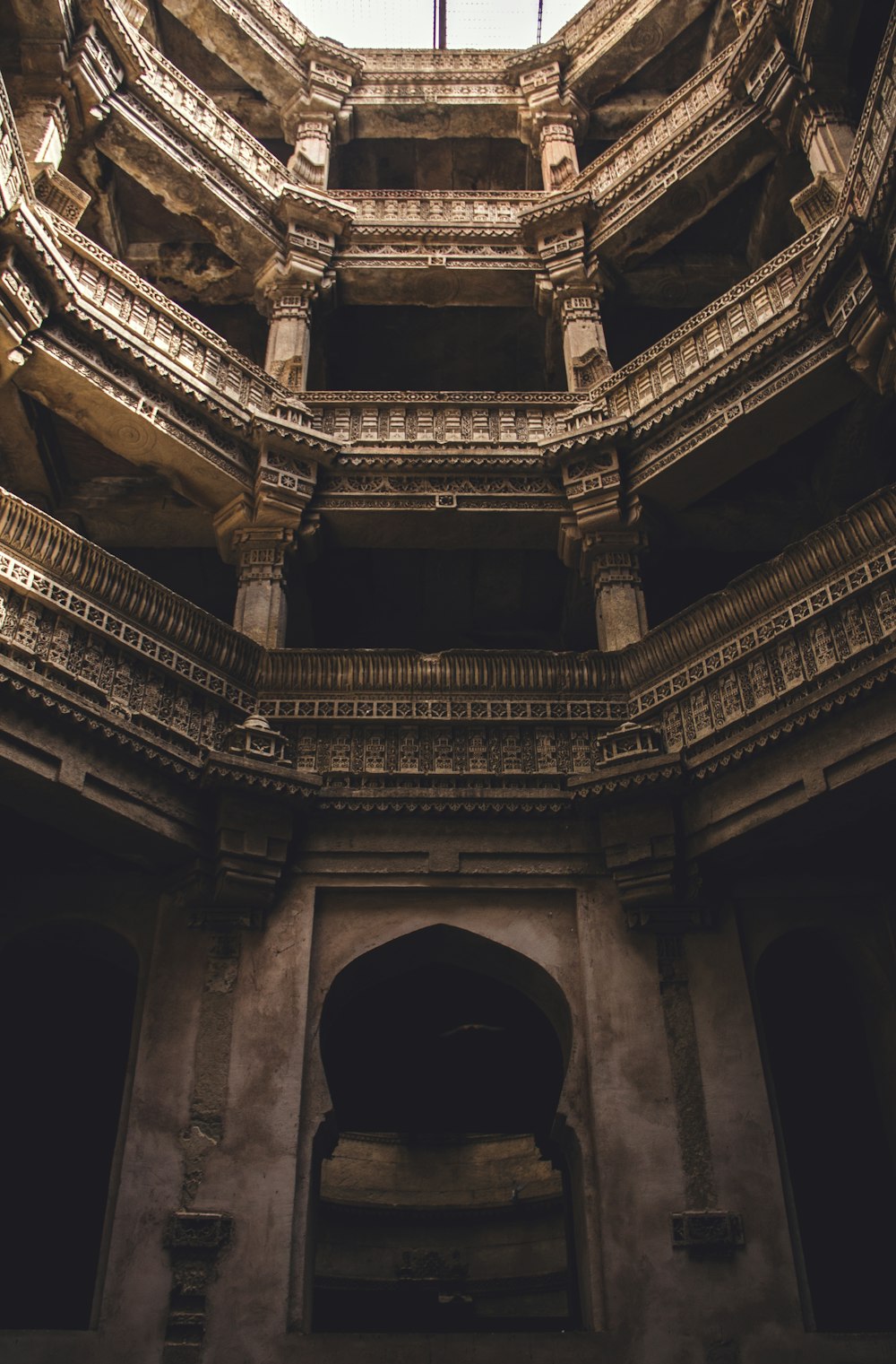 Fotografía de ángulo bajo de un edificio de hormigón marrón