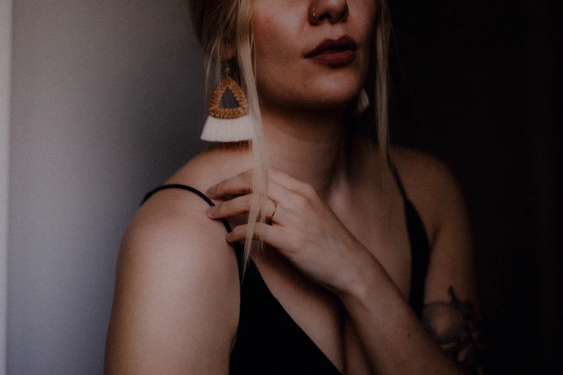 femme en haut noir à fines bretelles