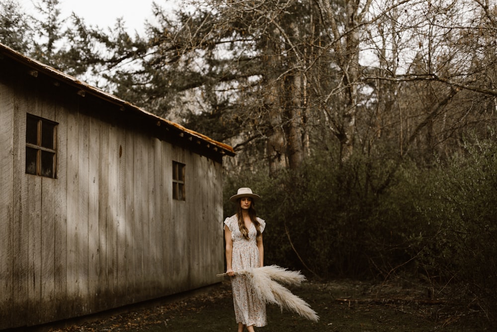 나무 다리에 서 있는 하얀 드레스를 입은 여자