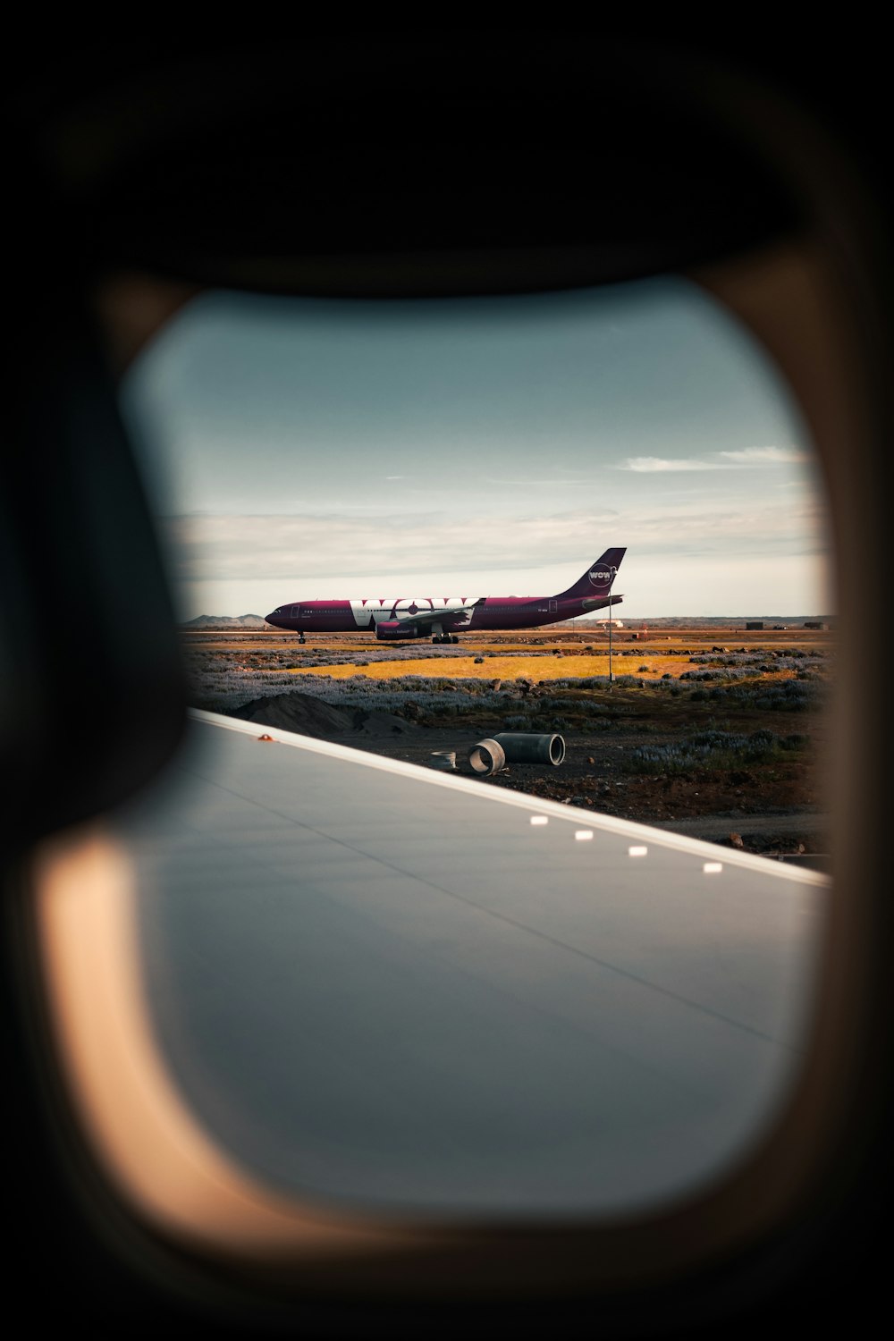 Avión blanco y rojo en el aeropuerto durante el día