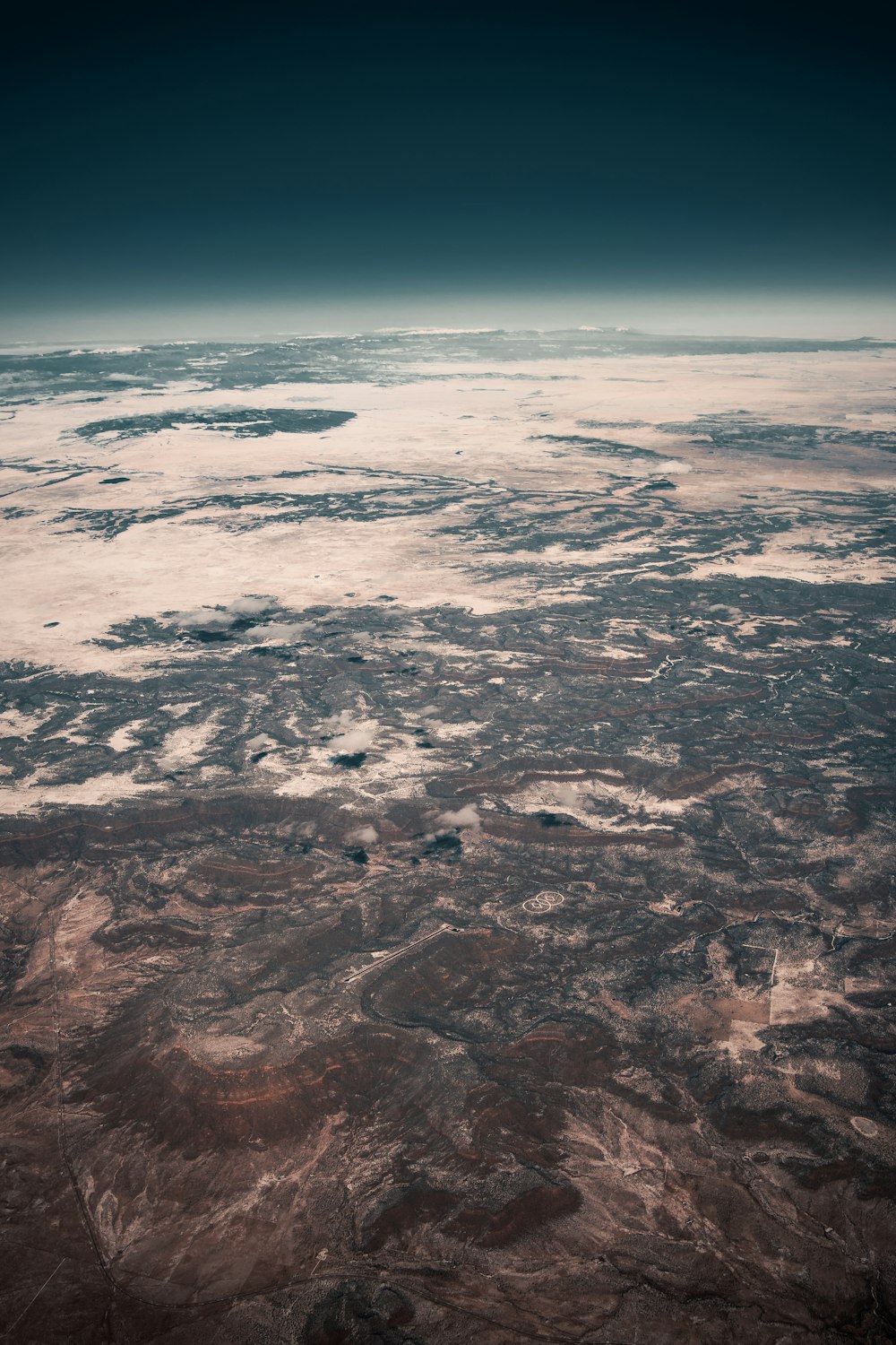 Montaña rocosa marrón y gris bajo el cielo azul durante el día