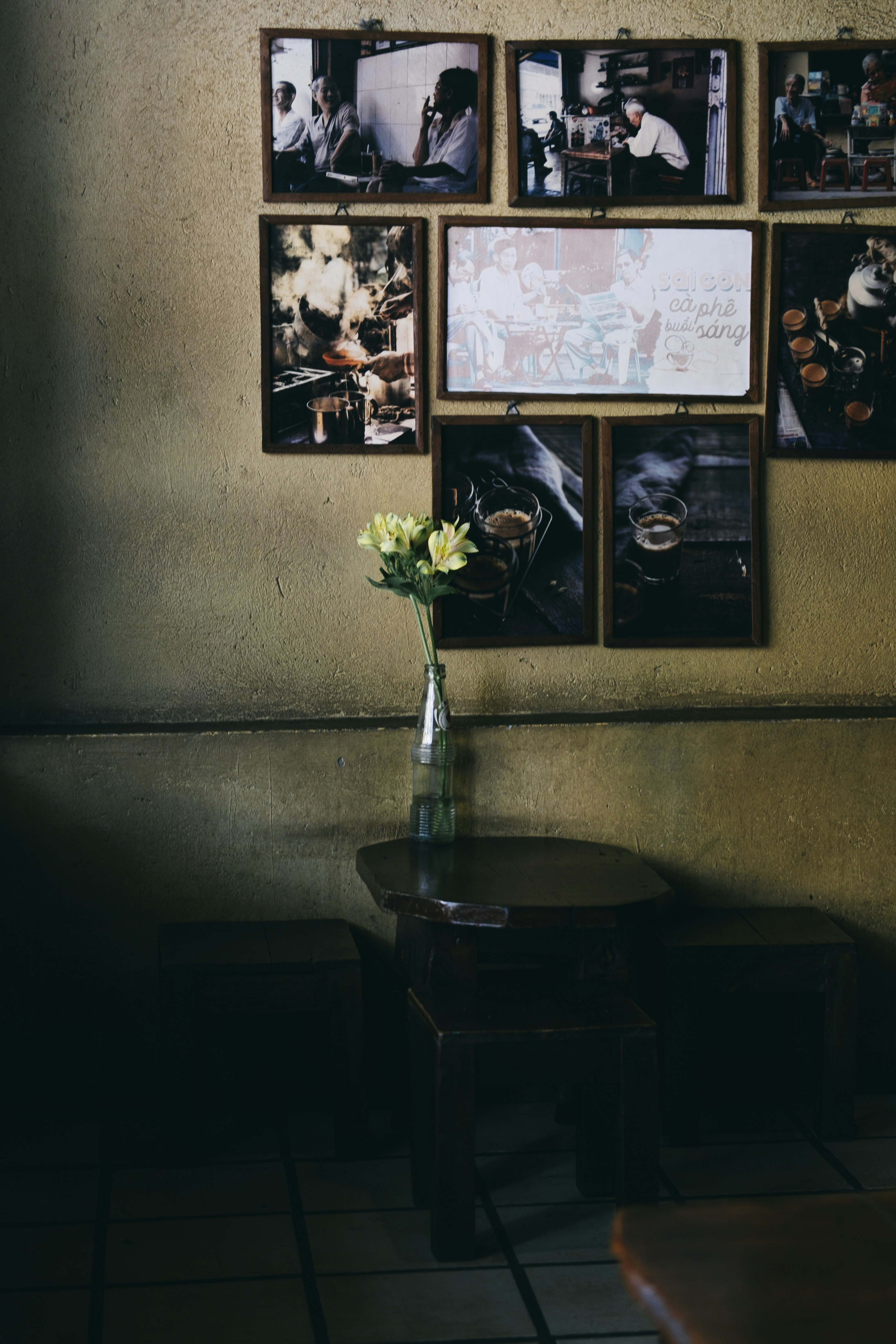White And Green Flower In Clear Glass Vase Photo Free Interior Design Image On Unsplash
