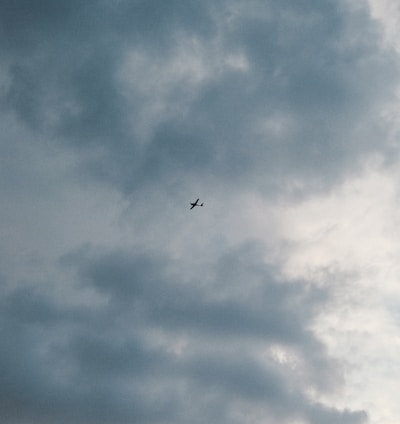 airplane flying in the sky during daytime