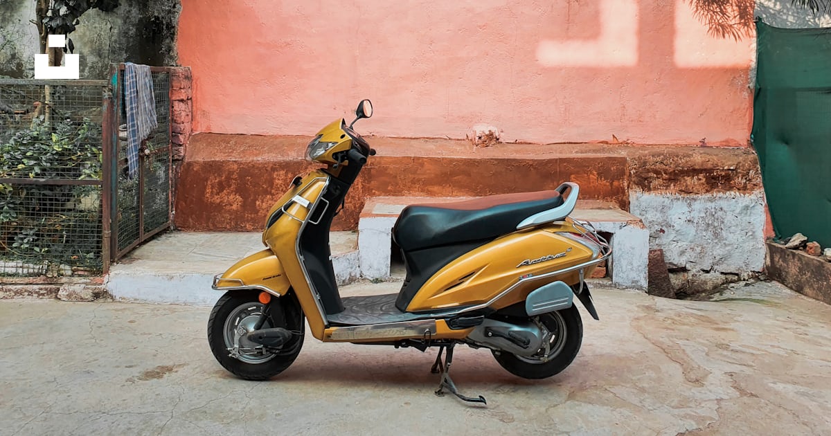 Foto Motoneta Amarilla Y Negra Estacionada Junto A Un Muro De Hormig n foto-motoneta-amarilla-y-negra-estacionada-junto-a-un-muro-de-hormig-n
