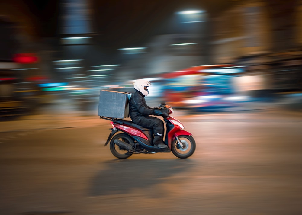 昼間の道路でバイクに乗る男