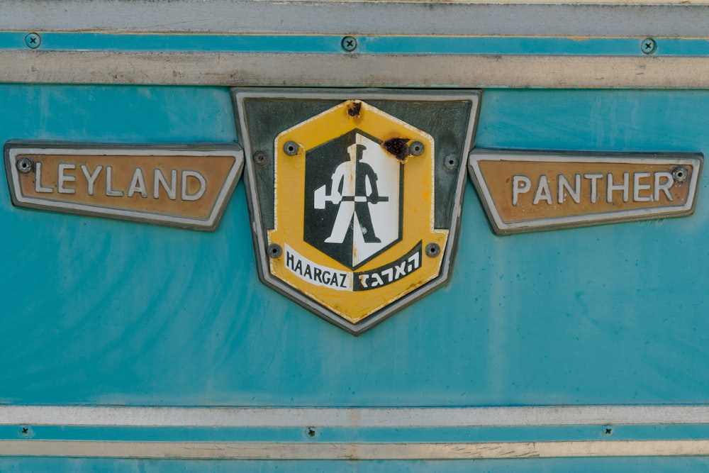 El emblema en la parte trasera de un vehículo