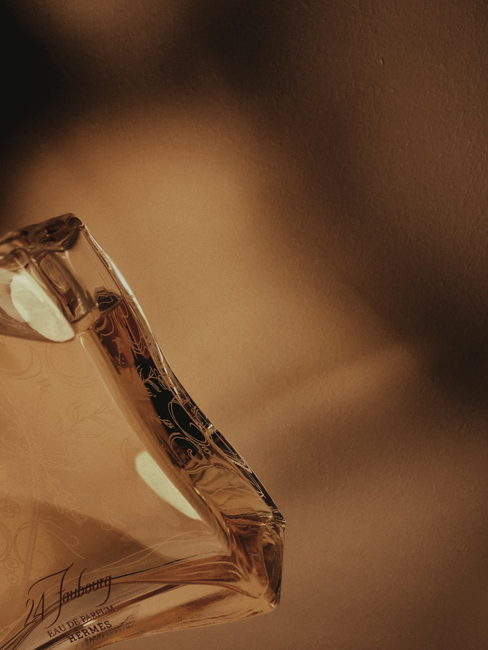 Botella de vidrio transparente con agua
