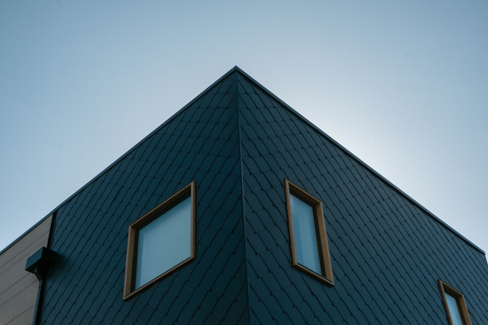 Bâtiment en béton noir et blanc