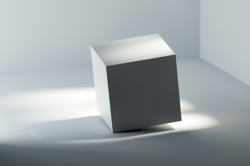 白いテーブルの上の白い箱