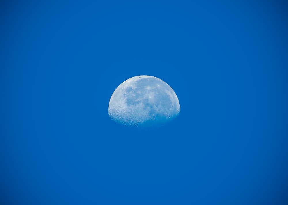 Luna piena nel cielo blu