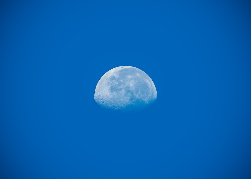 pleine lune dans le ciel bleu