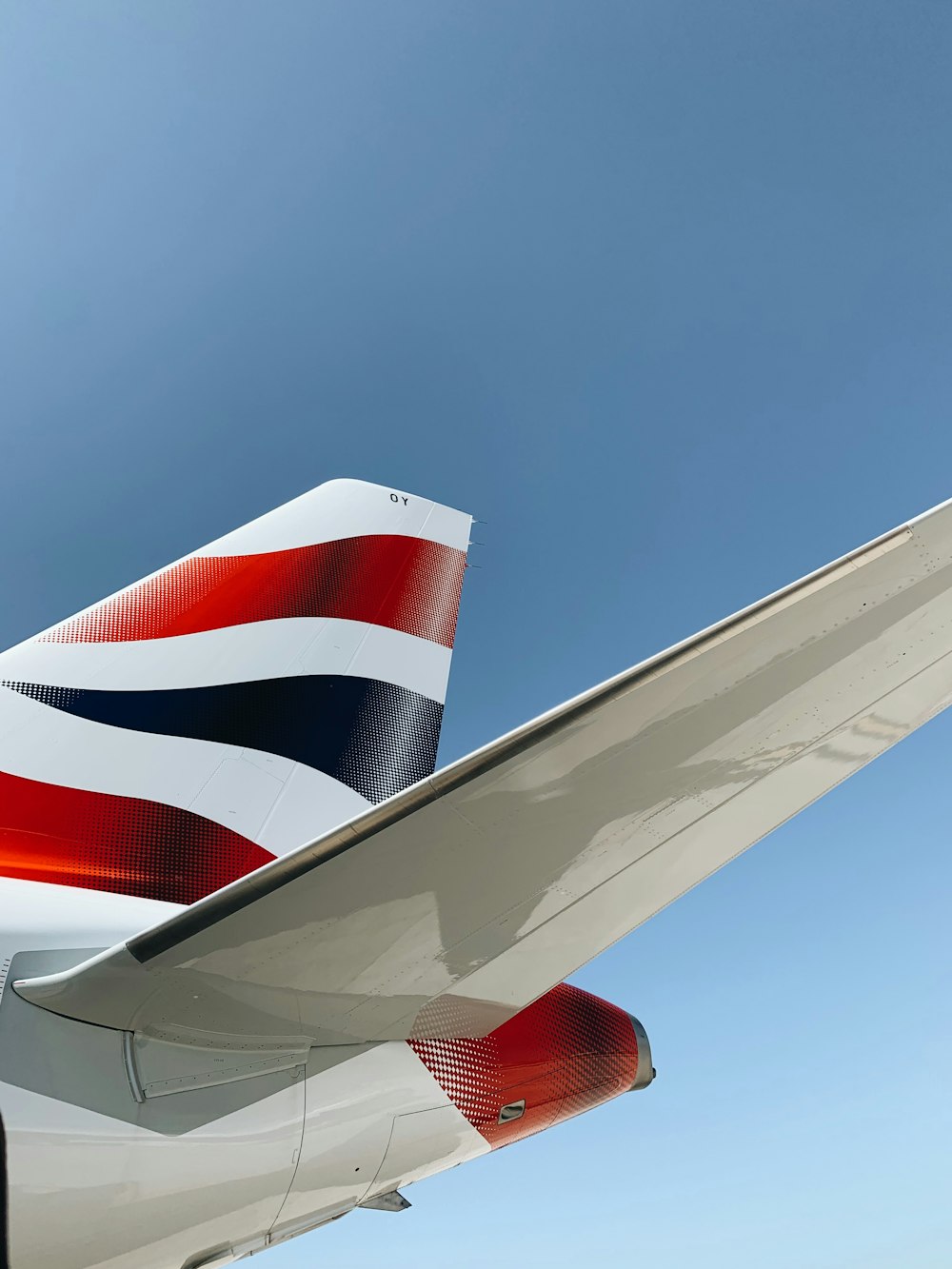 Una bandera de EE.UU. en un avión blanco