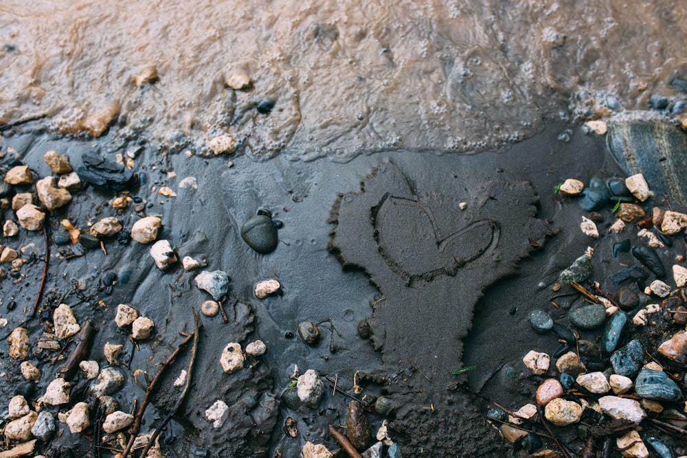 gouttelettes d’eau sur la surface grise du béton