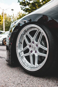 Before and after comparison of a car showing the dramatic difference after installing velg premium.