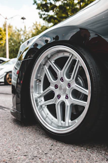Before and after comparison of a car showing the dramatic difference after installing velg premium.