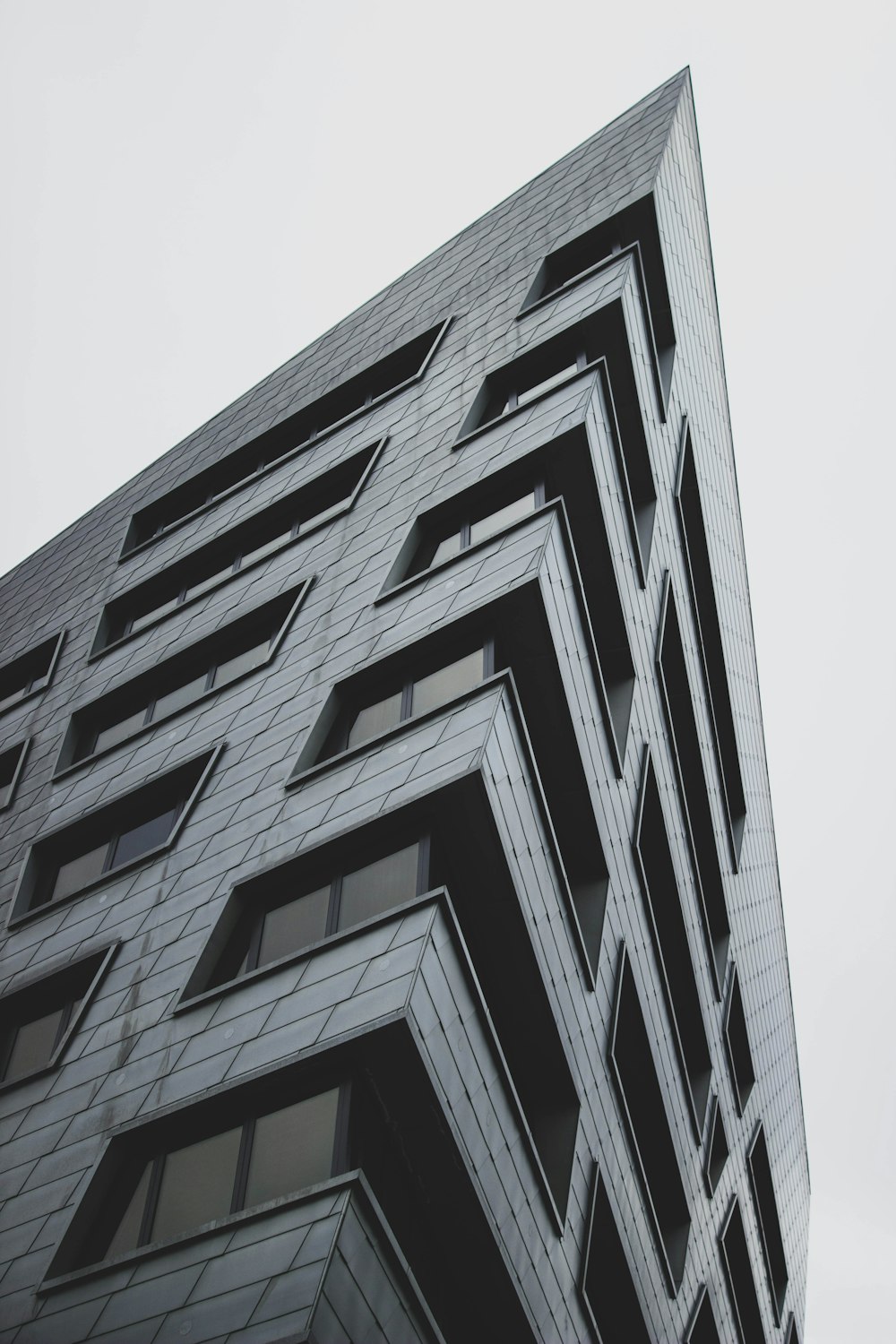 Bâtiment en béton noir et blanc