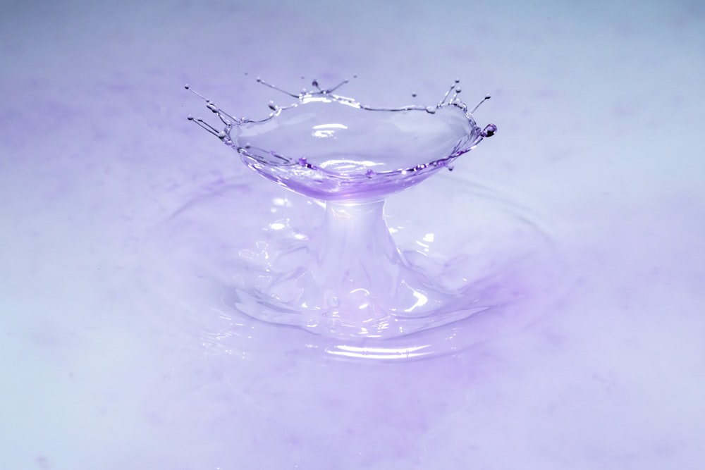 goutte d'eau en verre transparent