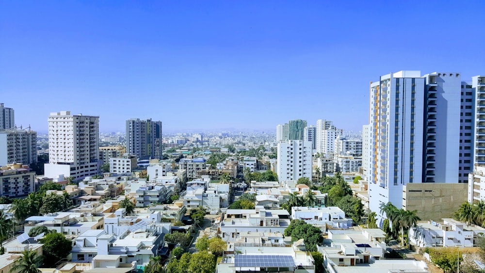 edifícios de concreto branco e cinza durante o dia