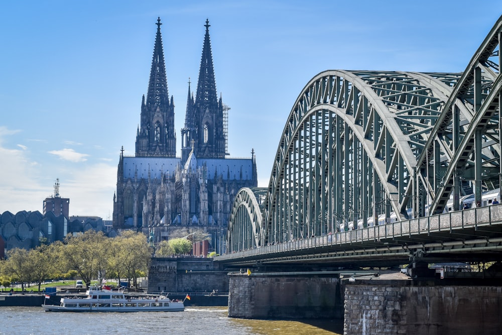 Graue Betonbrücke über den Fluss