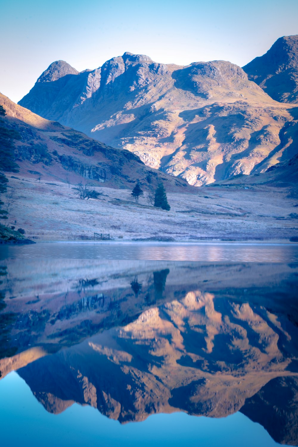 montagne enneigée pendant la journée