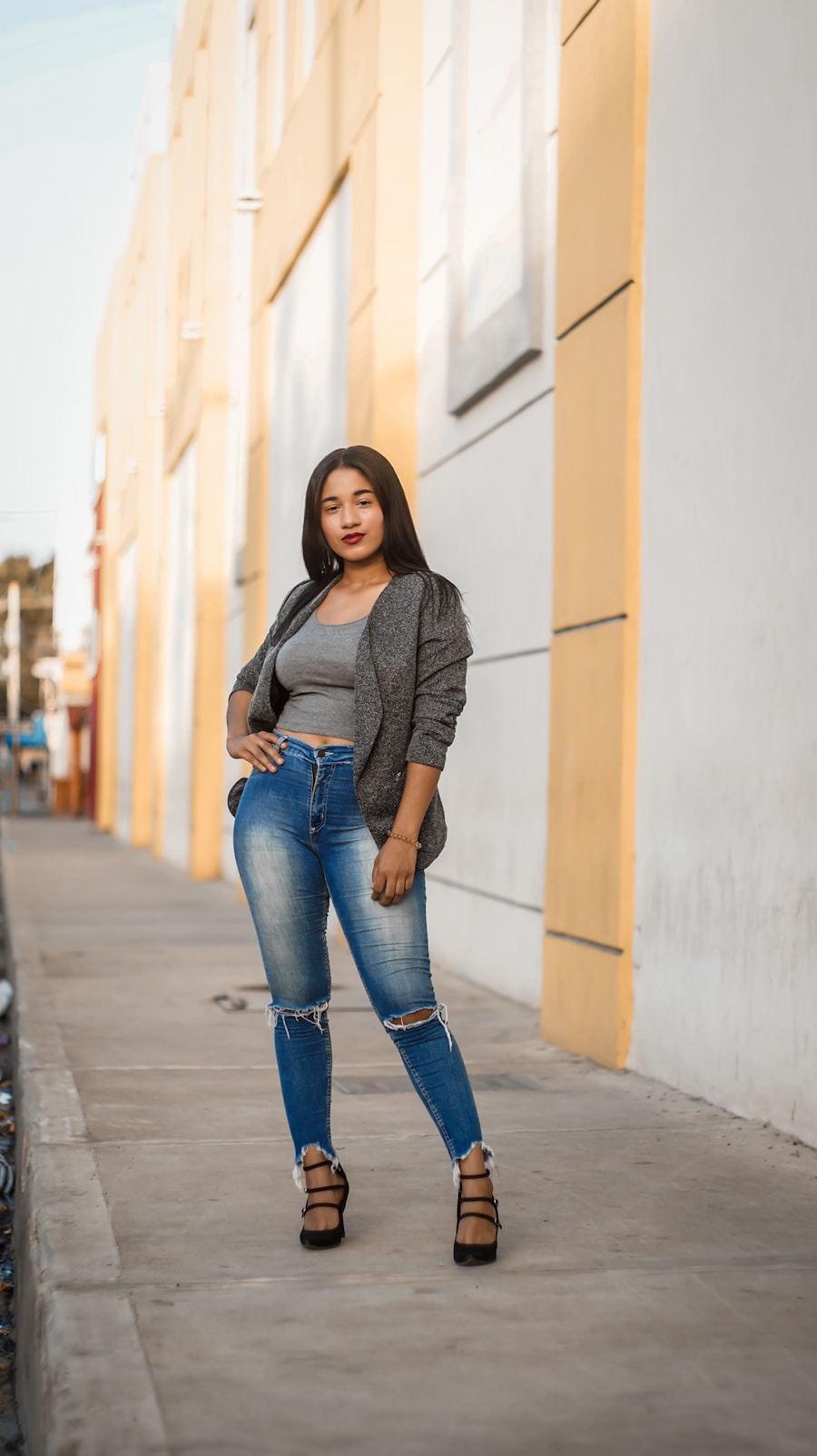Modelo latina con denim editorial — selección nueva a mano