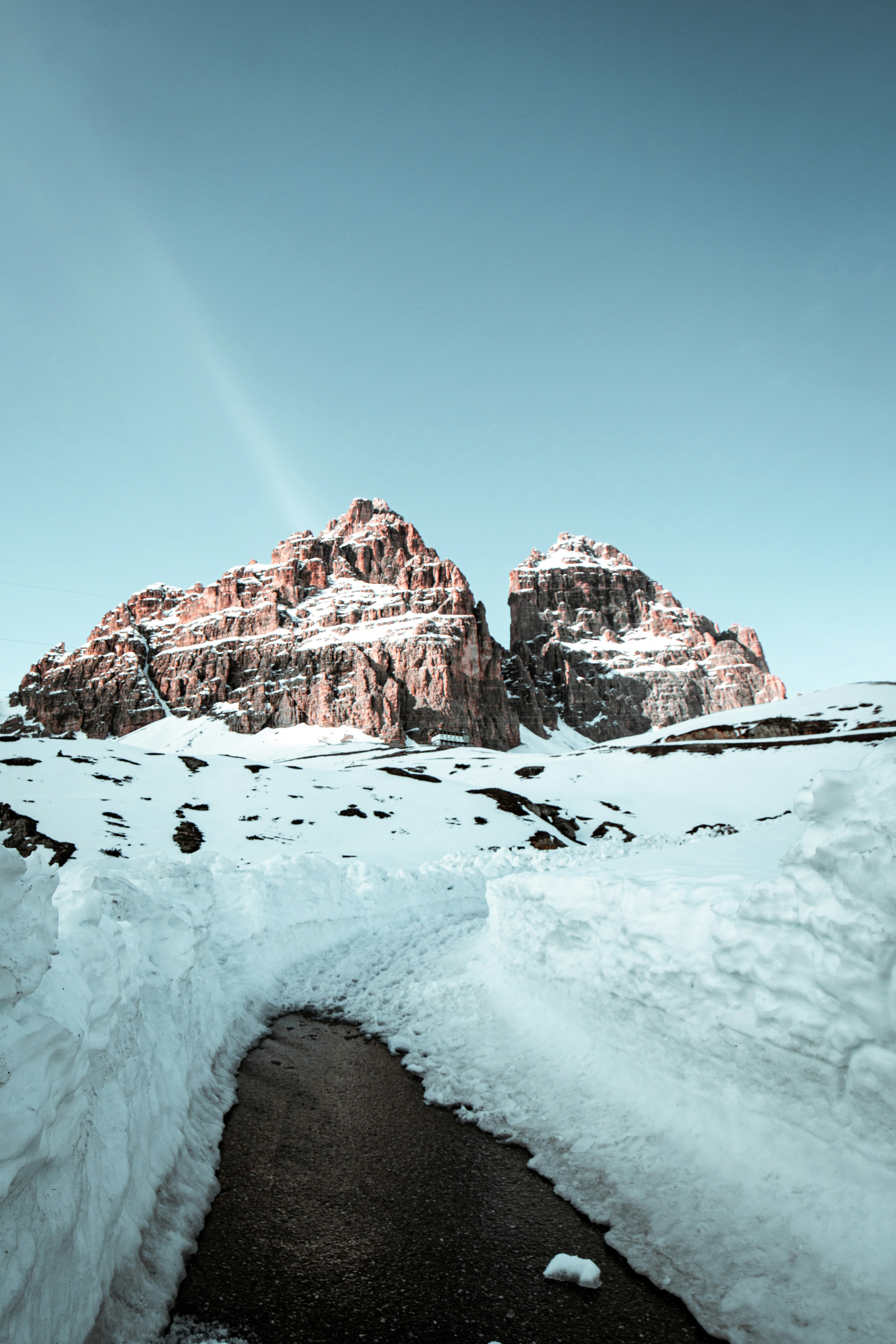 Montaña cubierta de nieve bajo el cielo azul durante el día
