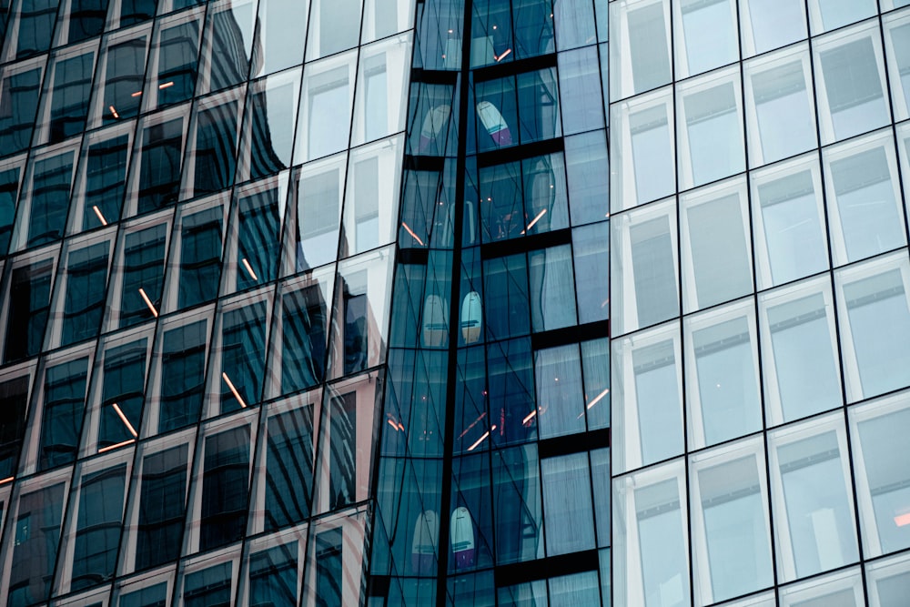 Edificio de gran altura con paredes de vidrio azul y marrón
