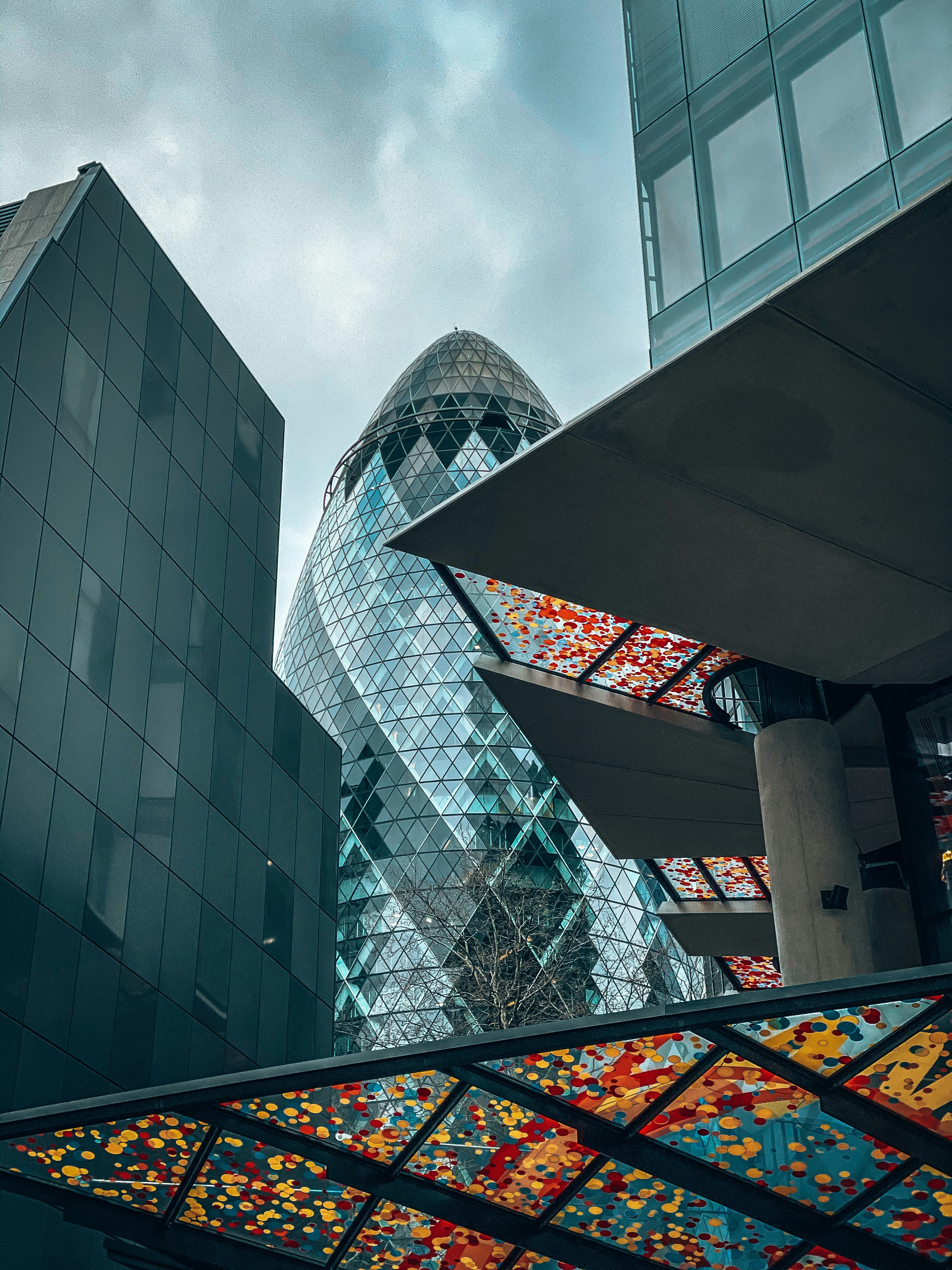 Photographie en contre-plongée d’un immeuble de grande hauteur