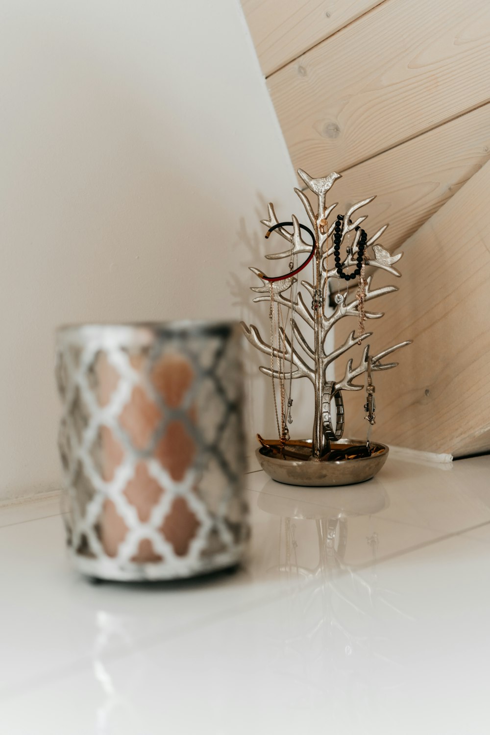vase en céramique blanche et brune