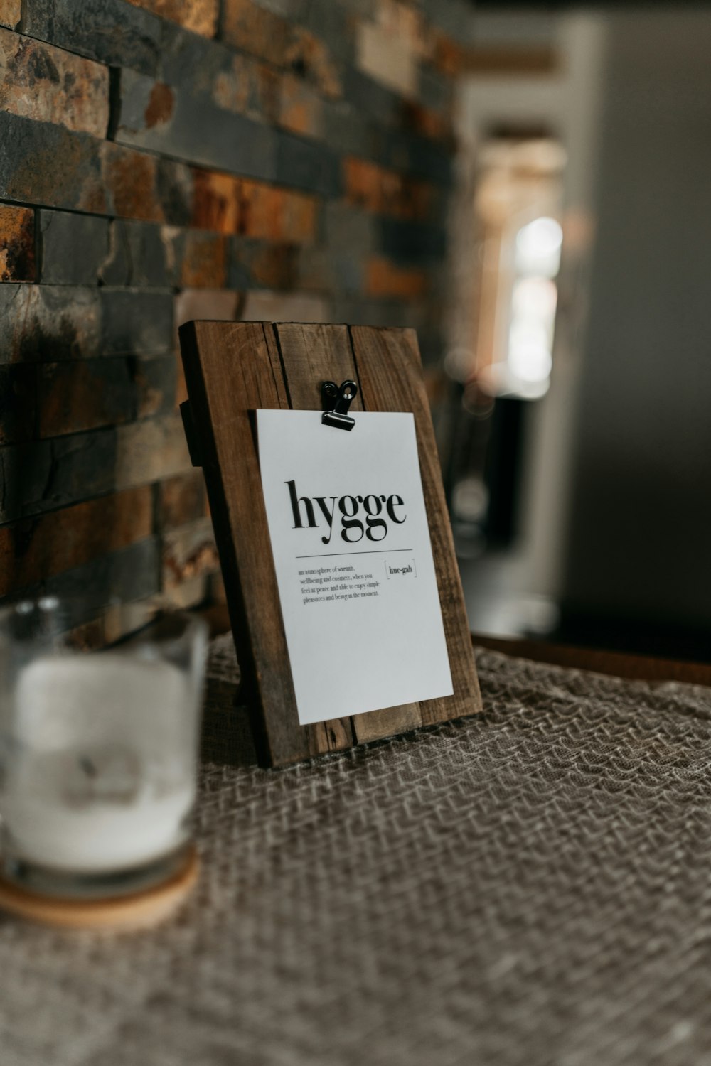 Boîte en bois blanc et marron sur table en bois marron