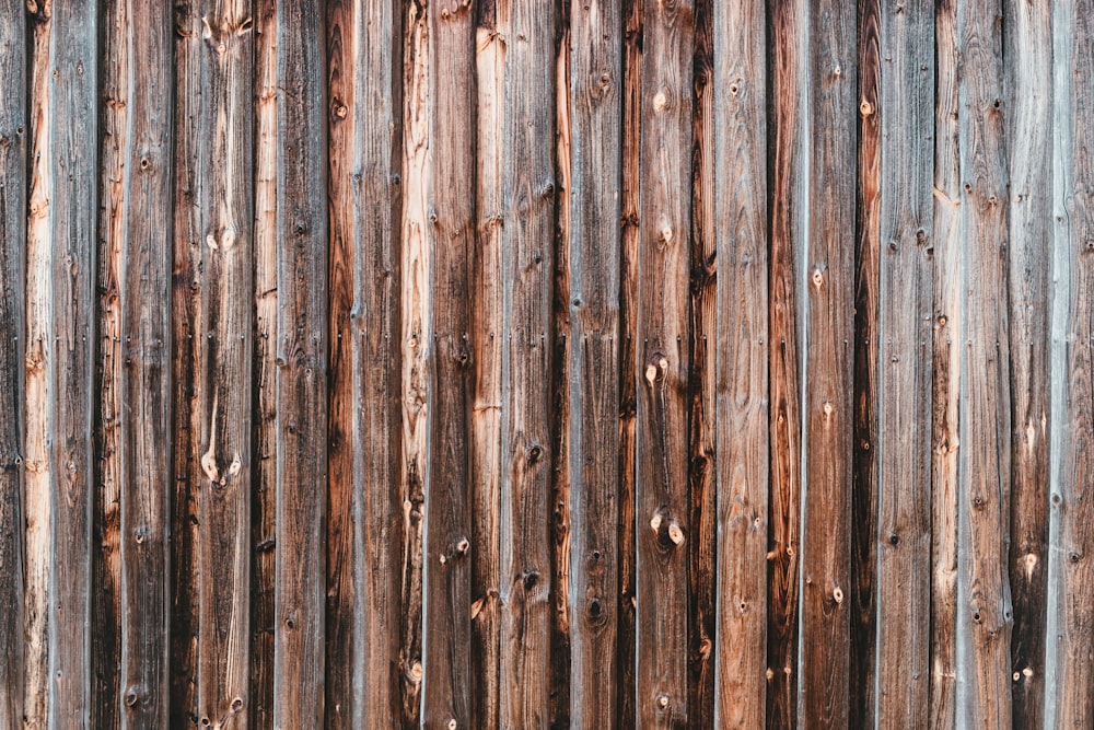 clôture en bois marron et gris