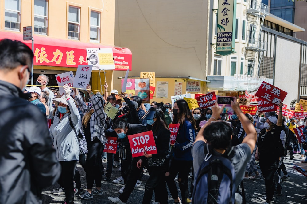 Personas que caminan por la calle durante el día