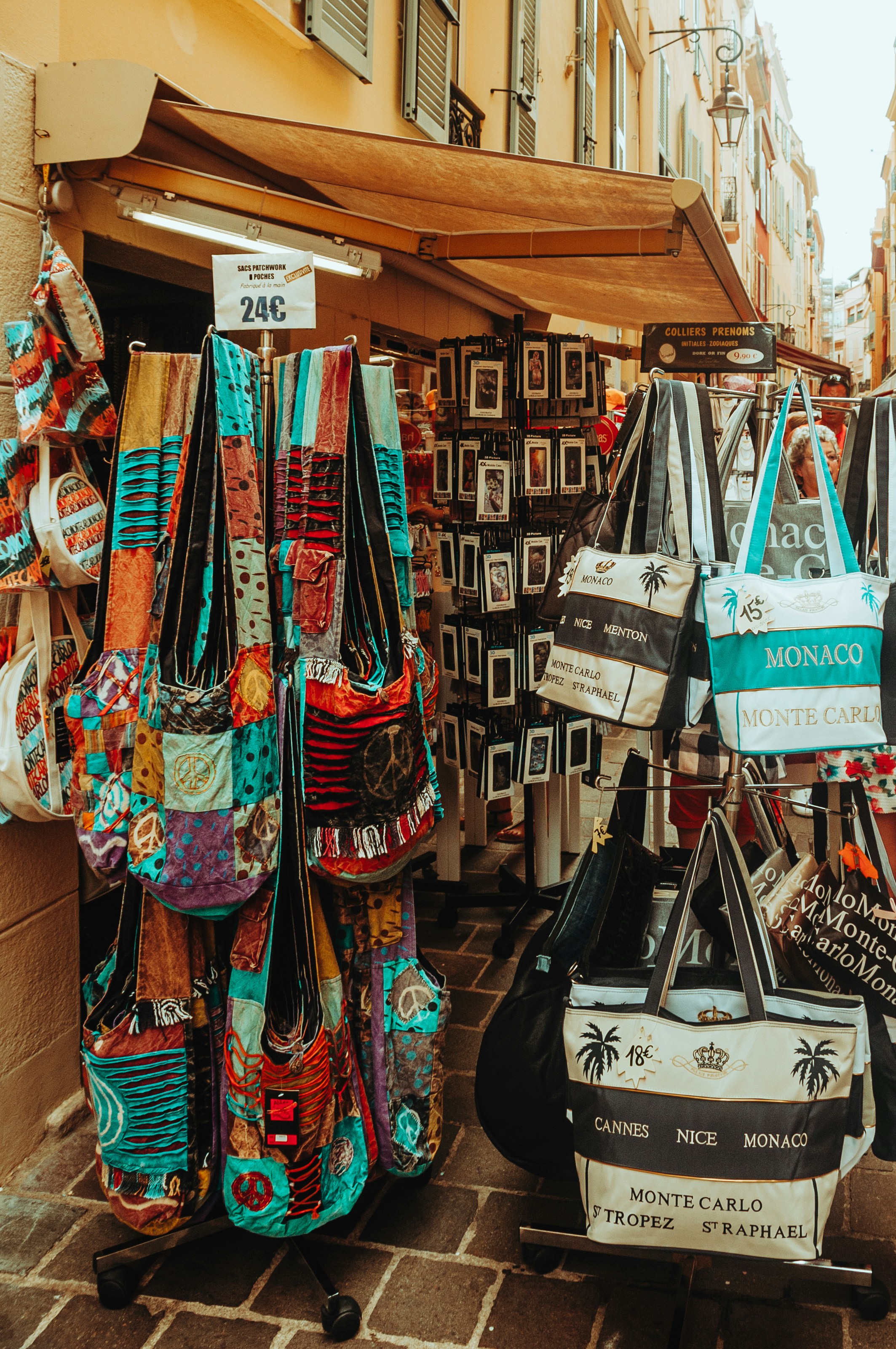 photo-1617392539426-424ea086101d?ixid=MnwxMjA3fDB8MXxzZWFyY2h8MzZ8fGJhZ3N8ZW58MHx8fHwxNjE4NjU1NDM4&ixlib=rb-1.2.1