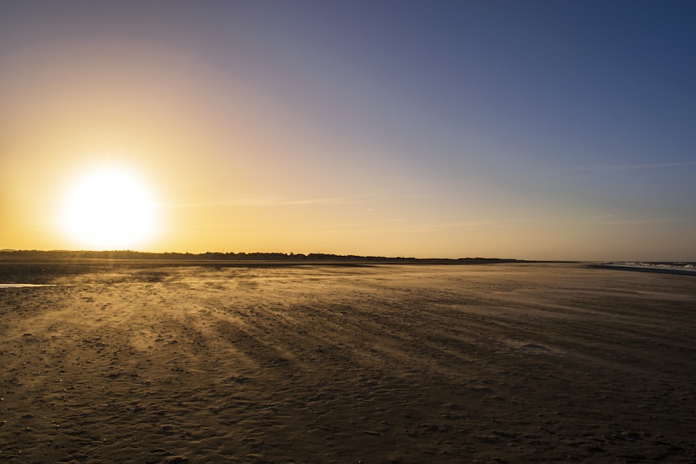 Brauner Sand unter blauem Himmel bei Sonnenuntergang