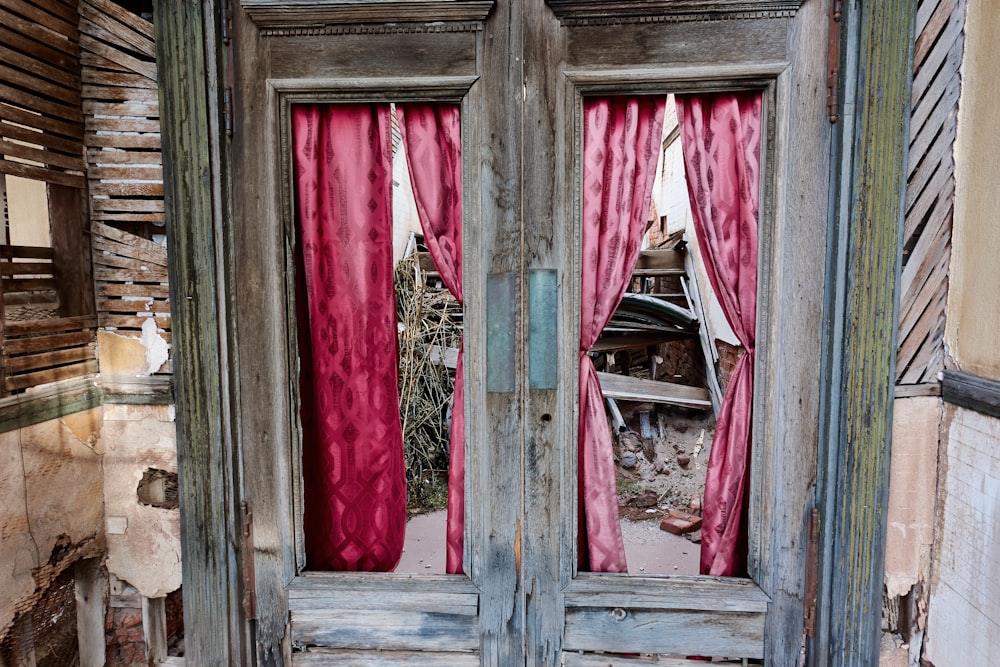 Porta in legno rossa e blu