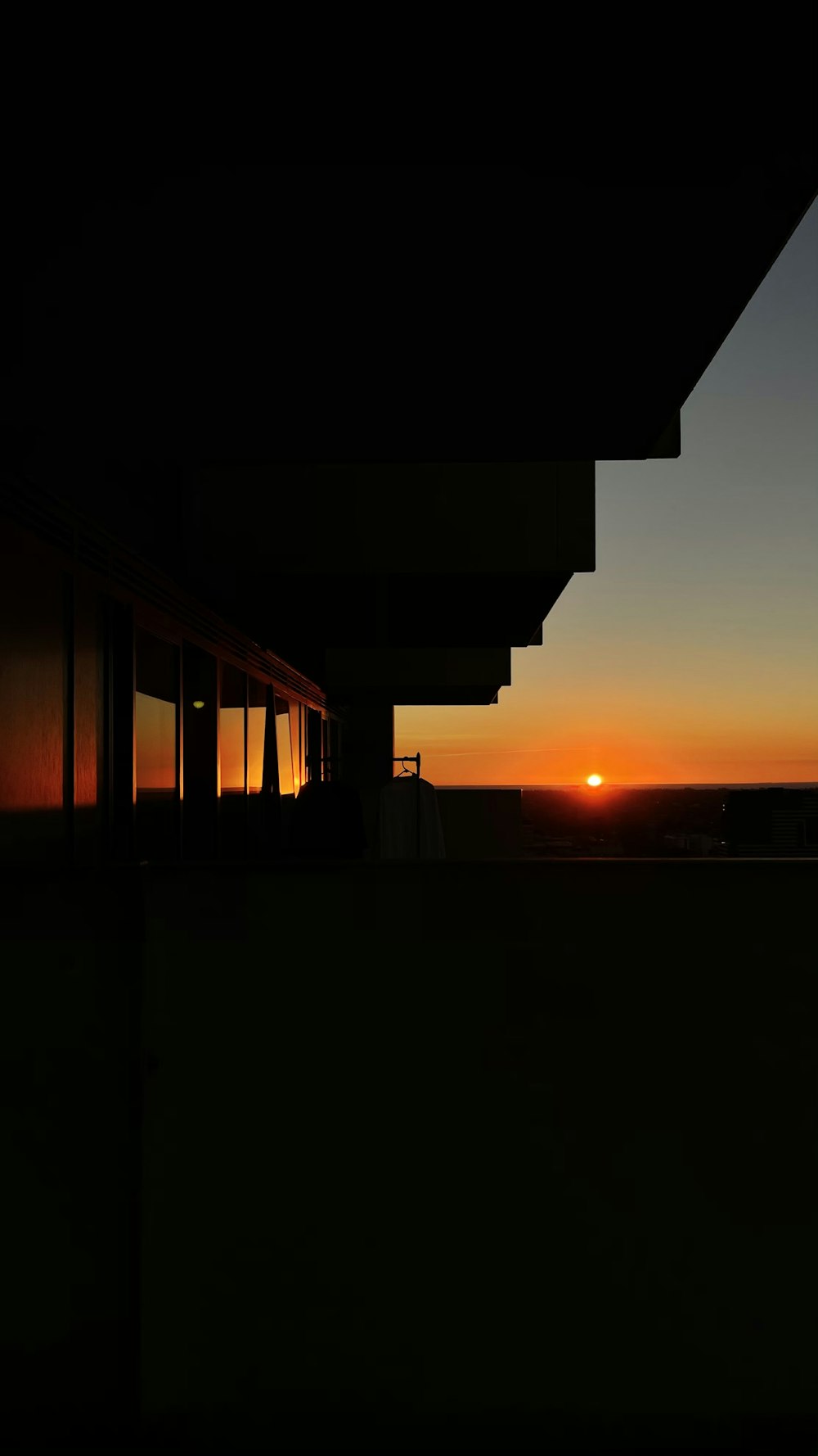 silhueta do edifício durante o pôr do sol