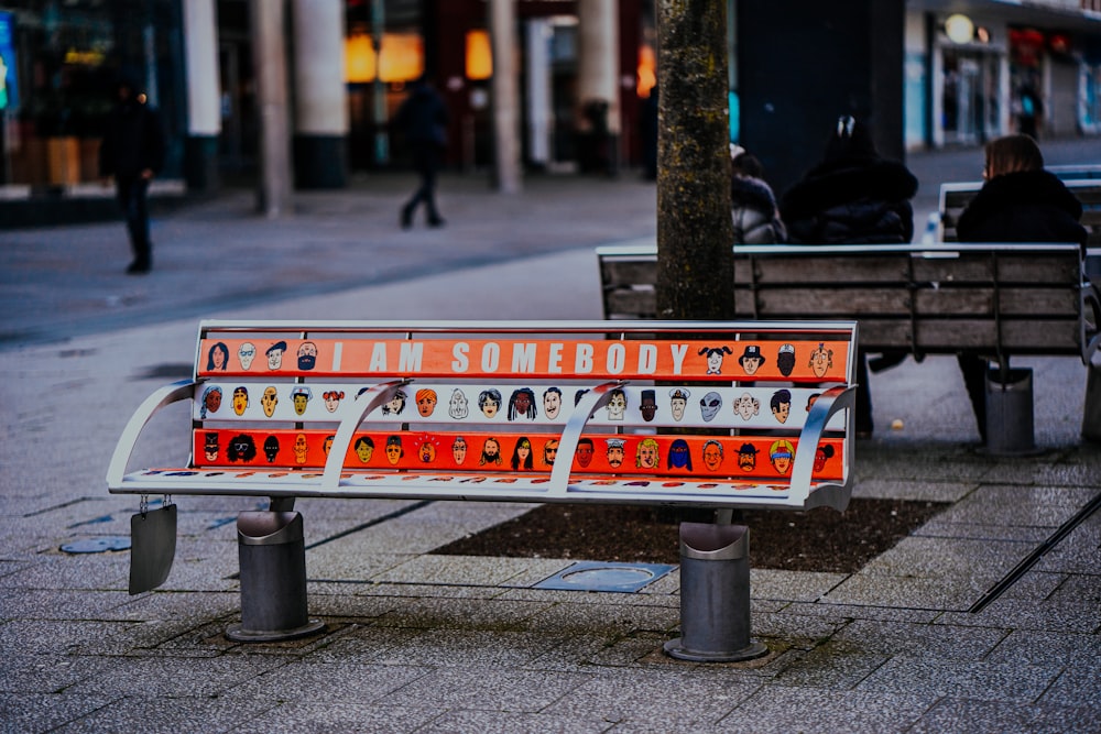 Roter und weißer Metallzaun in der Nähe der Straße tagsüber