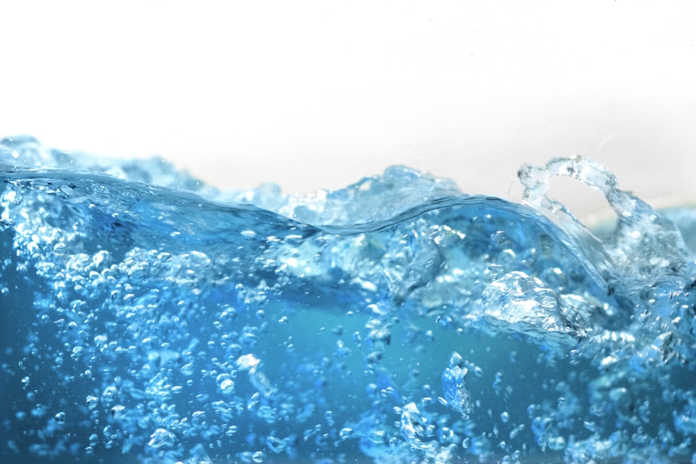 salpicaduras de agua azul y blanca