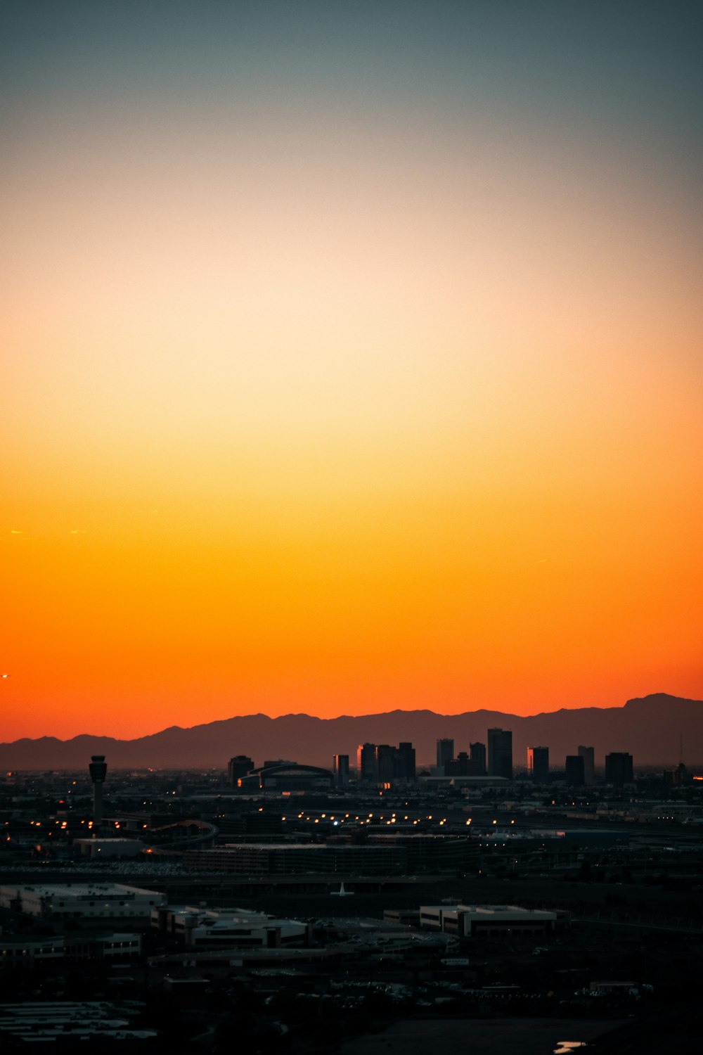 Silueta de los edificios de la ciudad durante la puesta del sol