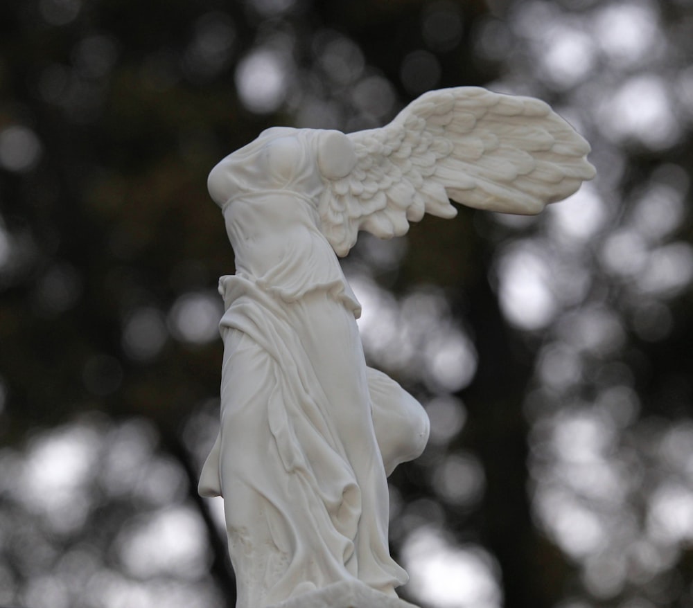 Figura de cerámica de ángel en fotografía en escala de grises